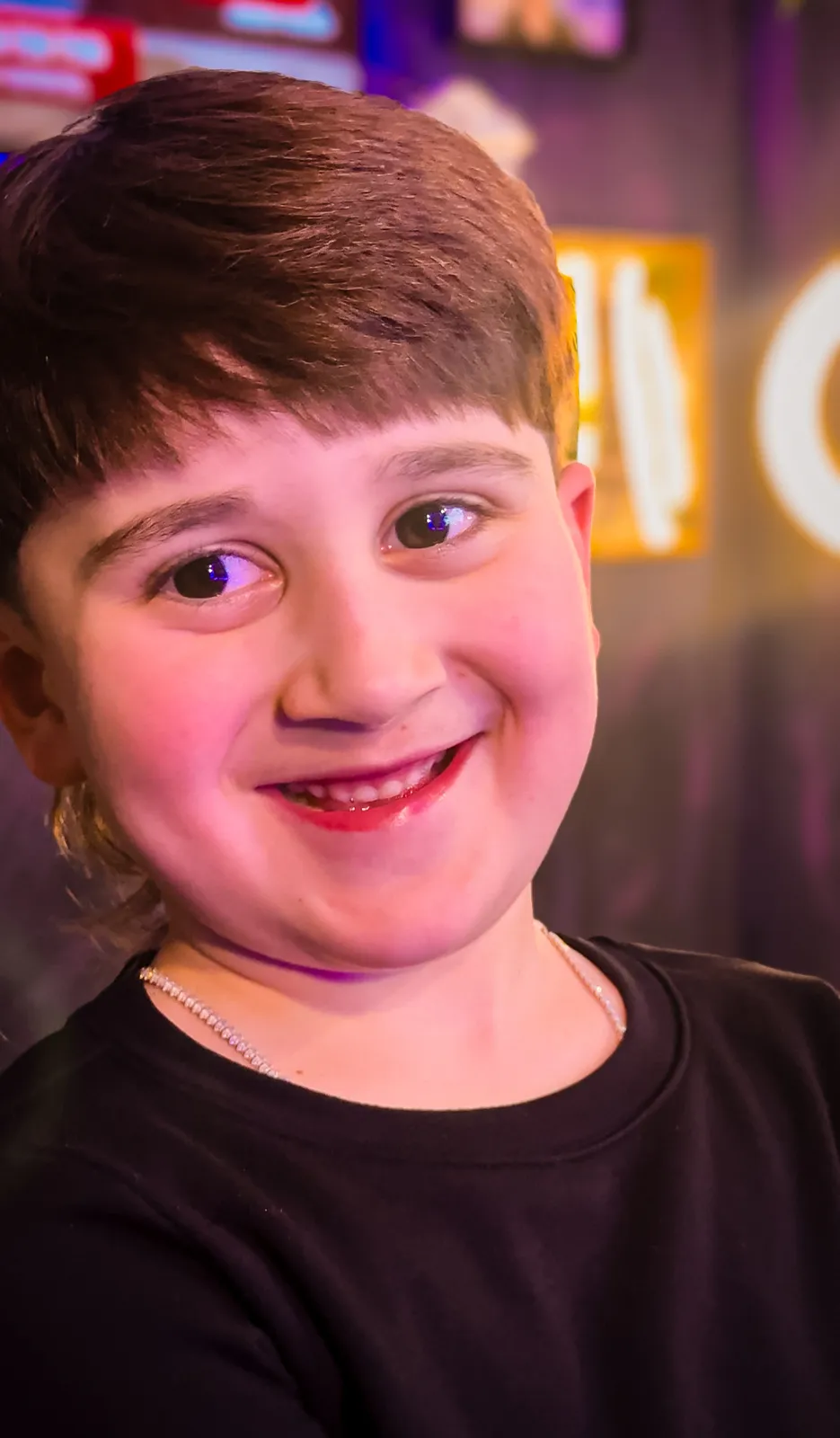 Menino de mullet novo, sorrindo