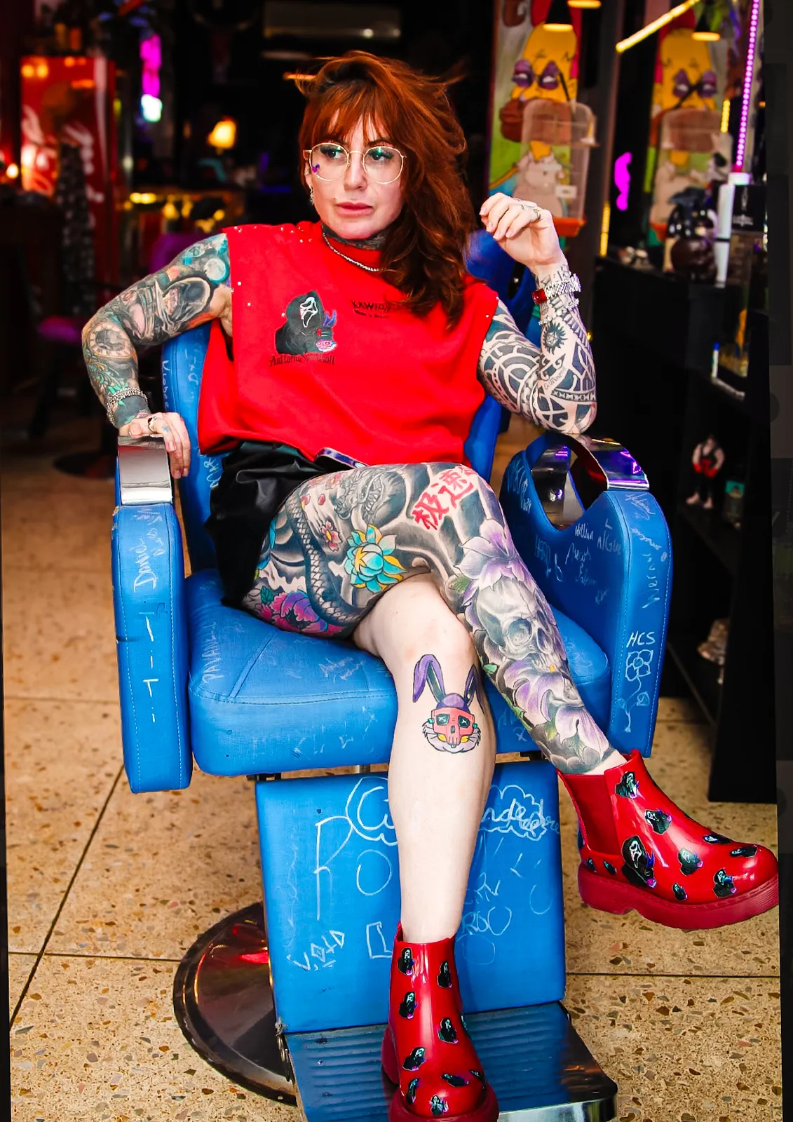 Tami no trono azul, botas vermelhas
