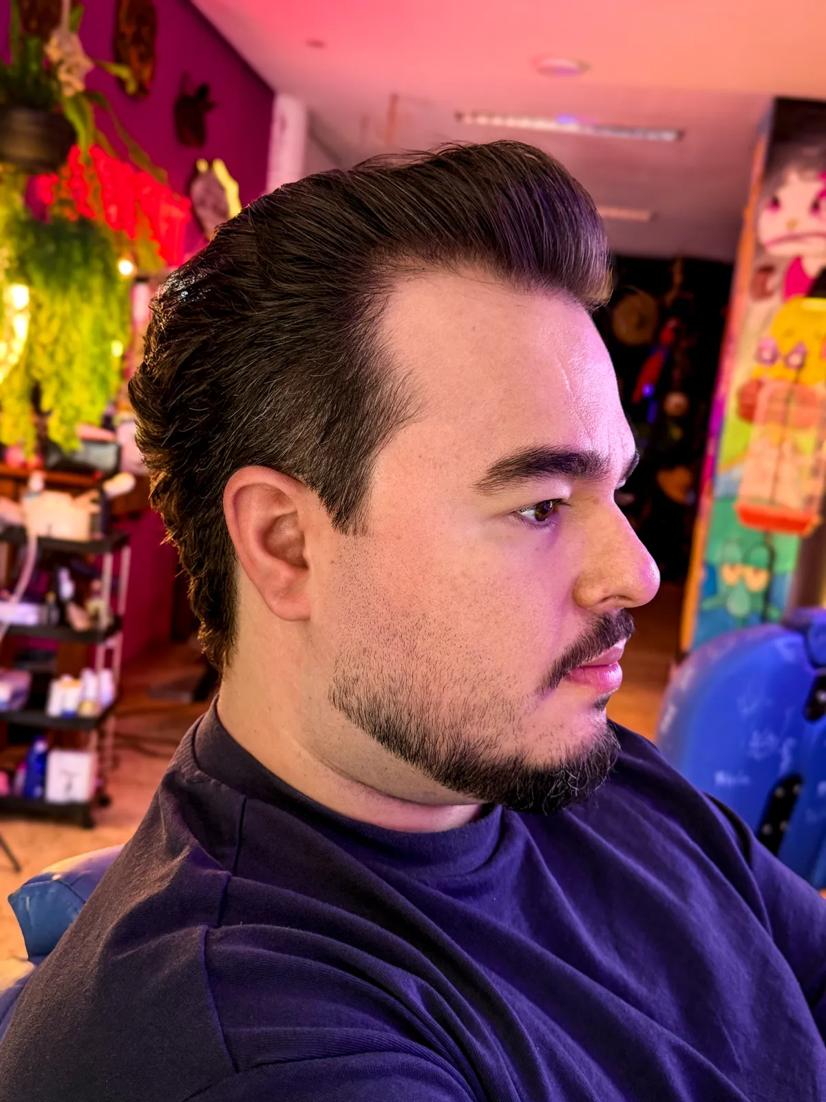 Perfil de pompadour e barba alinhada